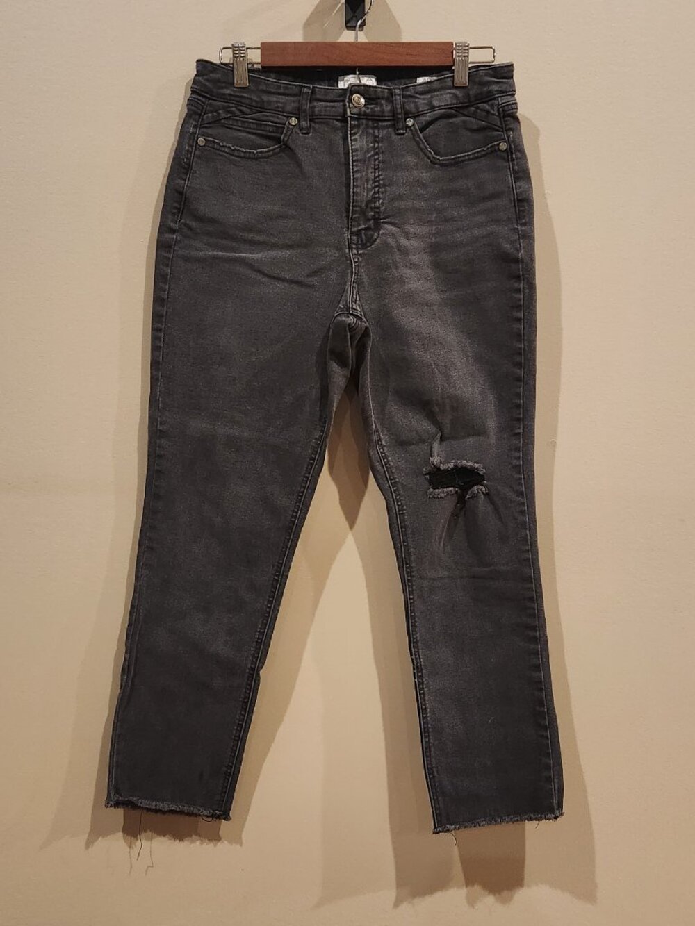 Sofia Jeans by Sofia Vergara Size 8 Black Distressed Straight Leg Jeans